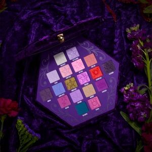 Jeffree Star Blood Lust eyeshadow palette 💜🩷